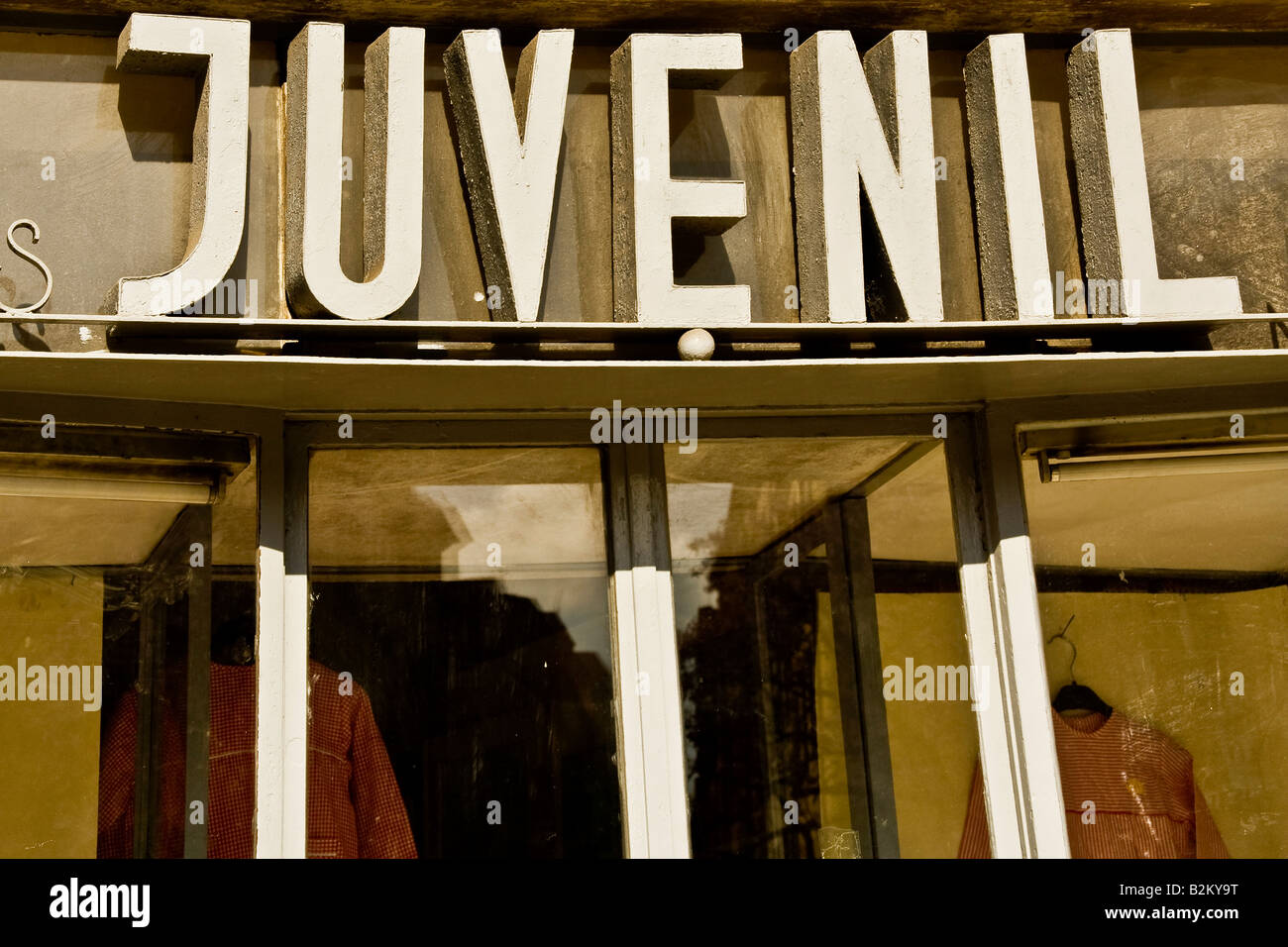 Kleidung alte Schaufenster in Lissabon "JUVENIL" Stockfoto