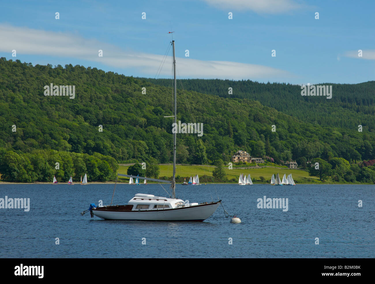 Brantwood (Ruskins Home), auf die weit Ufer Coniston, Nationalpark Lake District, Cumbria, England UK Stockfoto