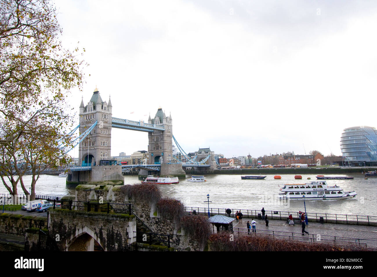 Die Tower Bridge über die Themse in London UK 12 5 2007 Stockfoto