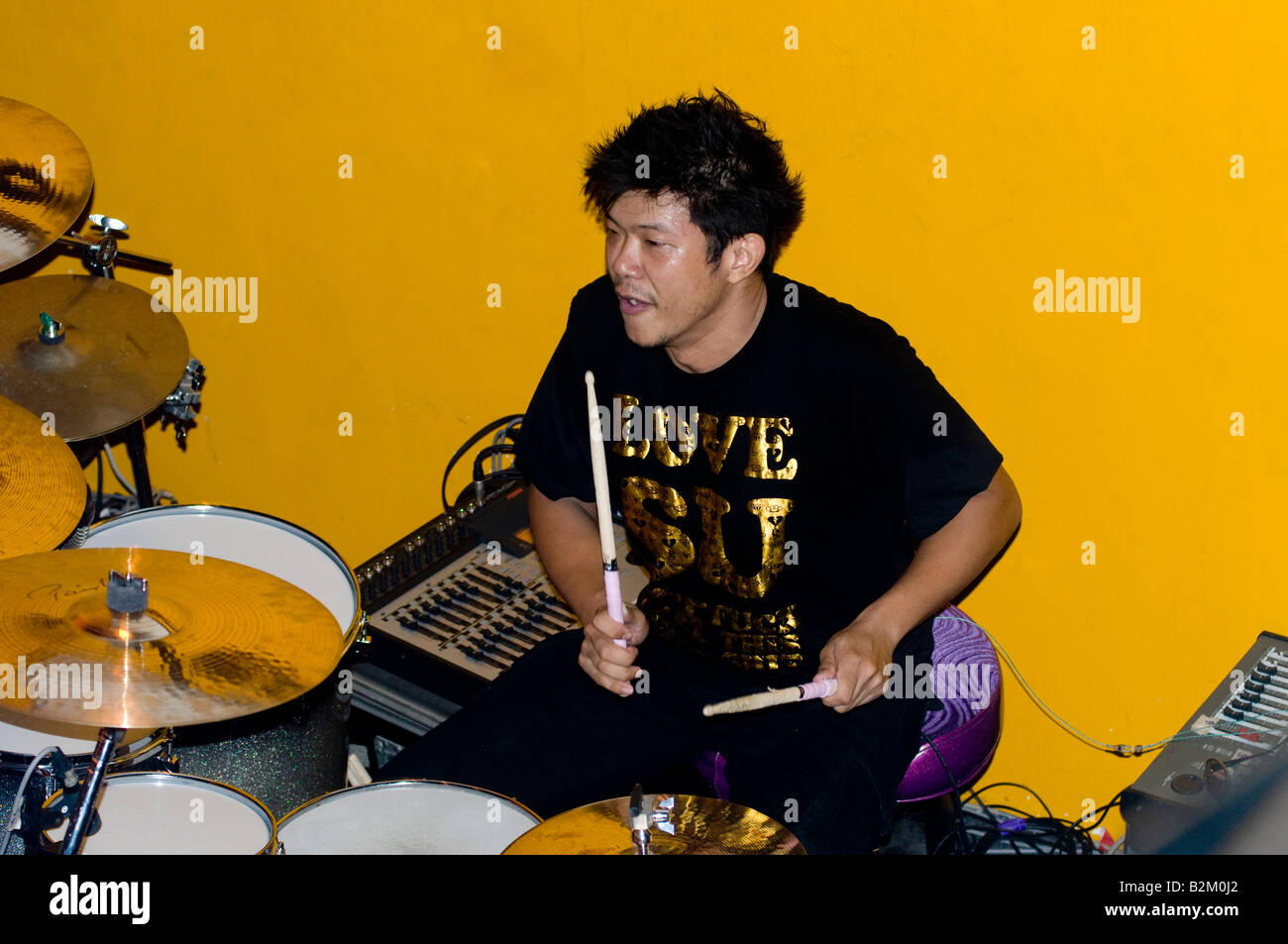 Der Schlagzeuger Tor der berühmten thailändischen Rockband The Silly Fools in Aktion in einem Konzert in Bangkok, Thailand Stockfoto