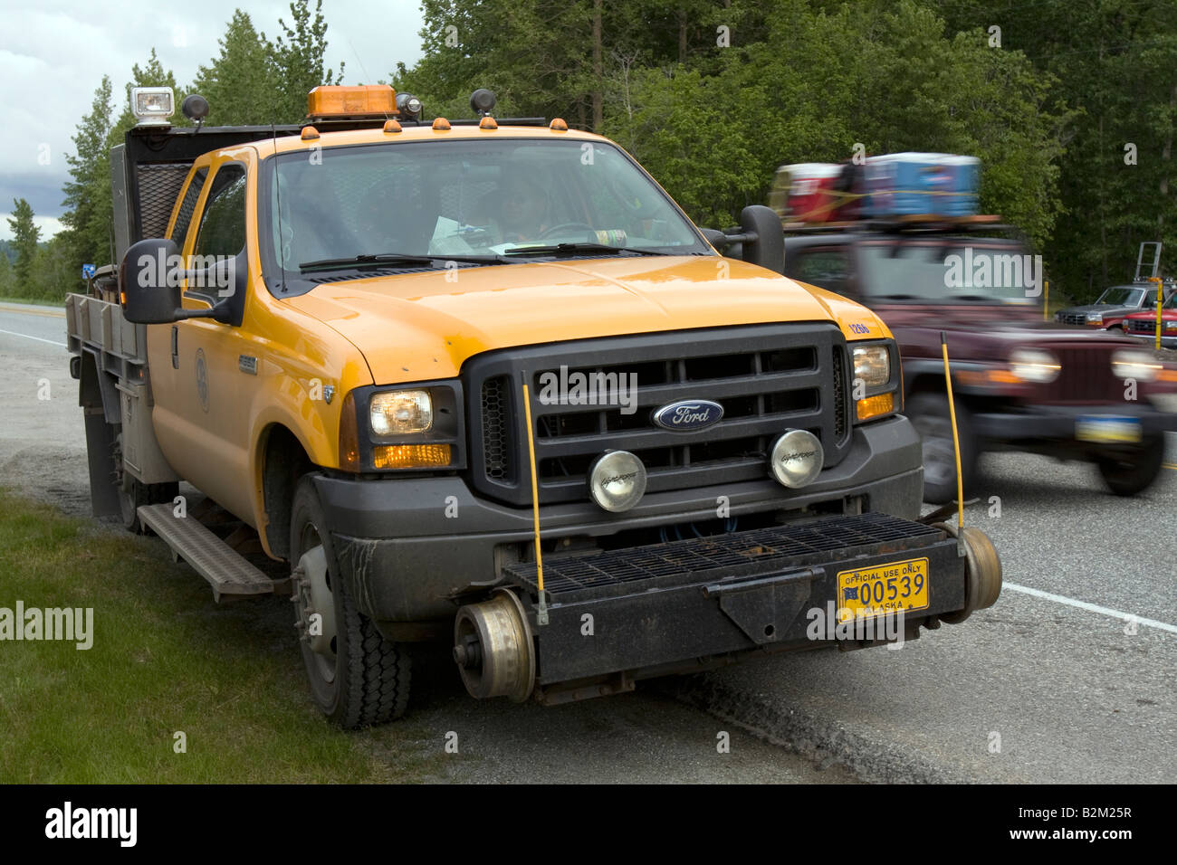 Vorbereitete Hallo-Spezialschiene LKW für das bewegen und arbeiten auf Eisenbahngleisen, geparkt auf der Seite einer der wichtigsten Straßen in Alaska Stockfoto