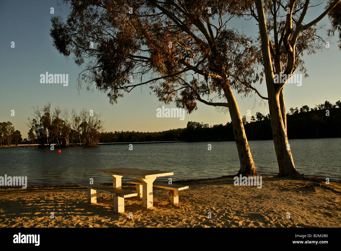 Ort der Freizeit in den Bänken des Flusses See Stockfoto