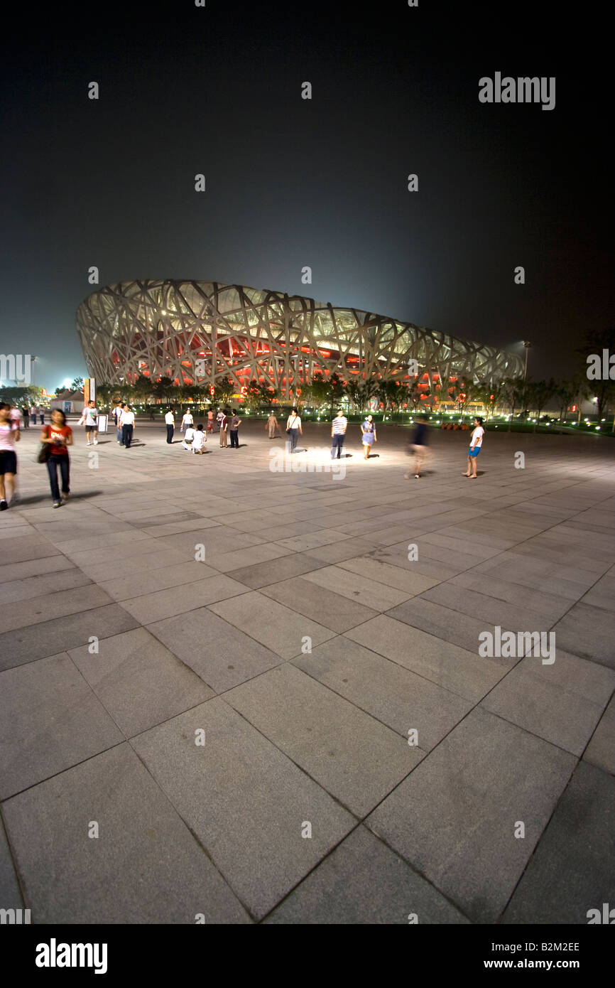 Vertikale Nachtaufnahme von Beijing National Stadium auch bekannt als das Vogelnest für seine Architektur. Stockfoto