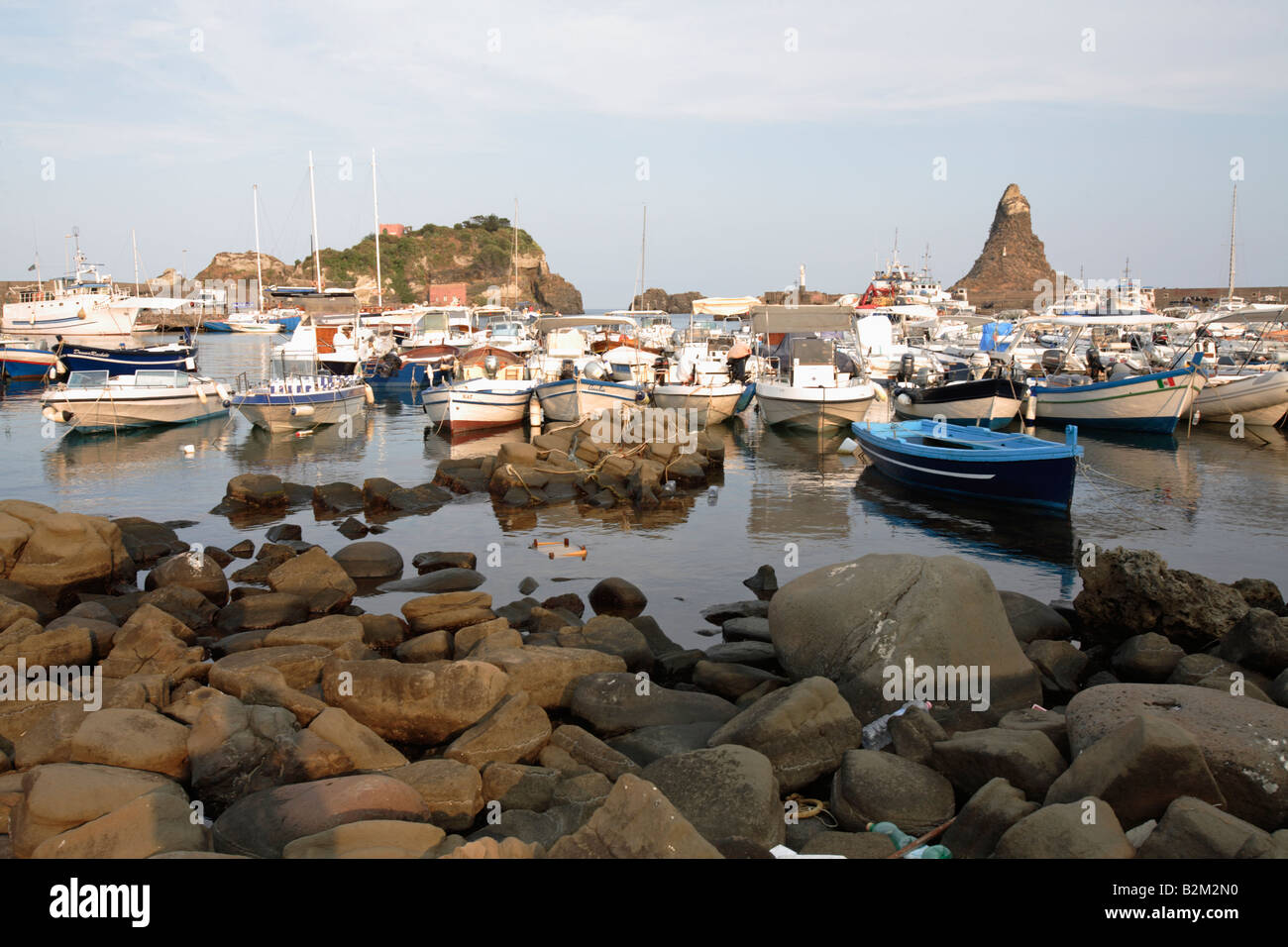 Der kleine Hafen von Aci Trezza, mit den typischen Stacks, Aci Trezza, Sizilien, Italien Stockfoto