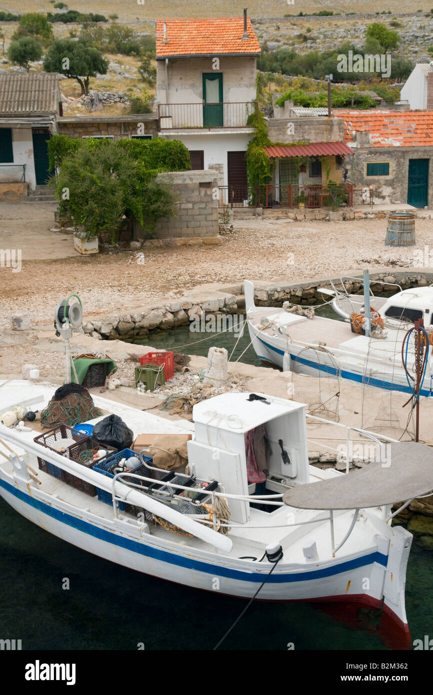 Kleiner Hafen und Dorf im Nationalpark der Kornati-Inseln in Kroatien Stockfoto