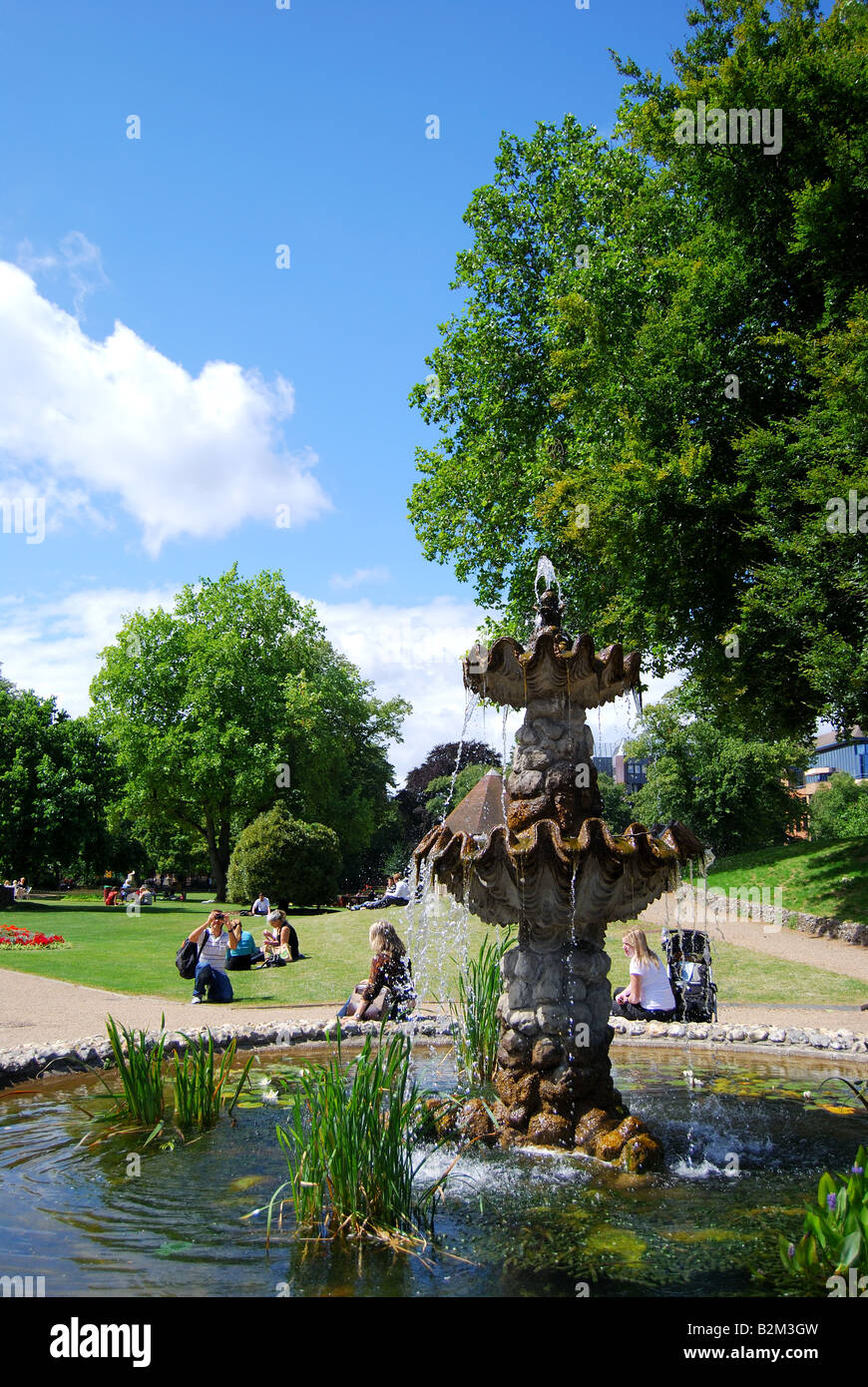 Sitzen durch Brunnen, Forbury Gärten, Reading, Berkshire, England. Vereinigtes Königreich Stockfoto