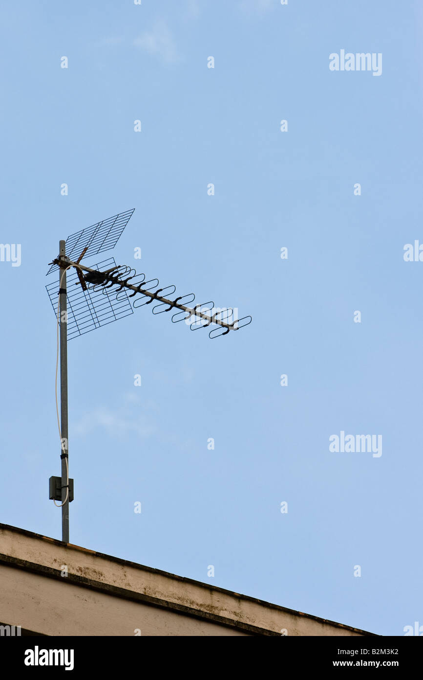 Eine analoge TV-Antenne sieht man auf einem Hausdach in Arna, Mallorca, Spanien Stockfoto
