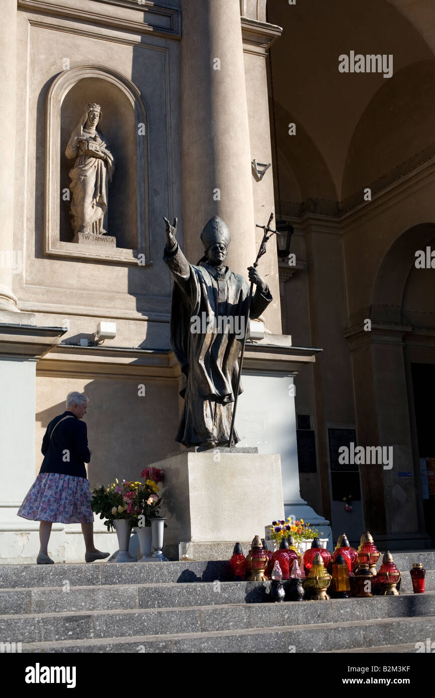 Statue von Papst Johannes Paul II. vor einer Kirche in Warschau. Stockfoto