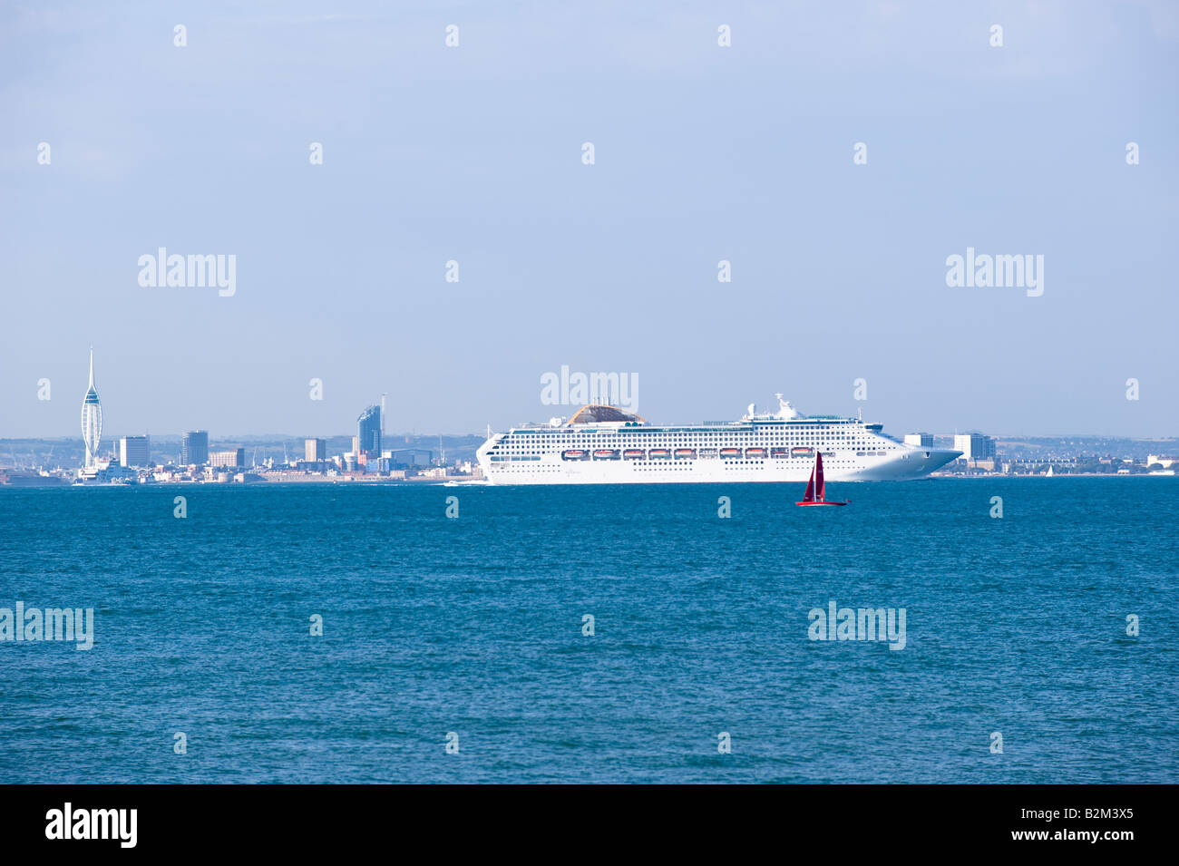 Kreuzfahrtschiff verlassen Southampton, Vereinigtes Königreich Stockfoto