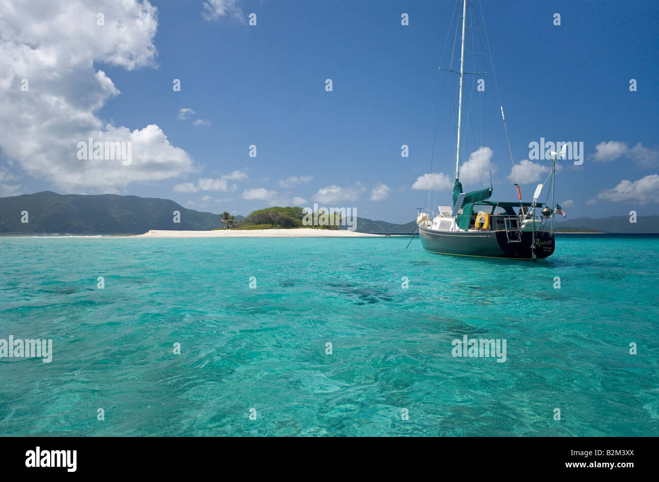 Kreuzfahrt-Segelboot bei Sandy Spit Island in den British West Indies verankert Stockfoto
