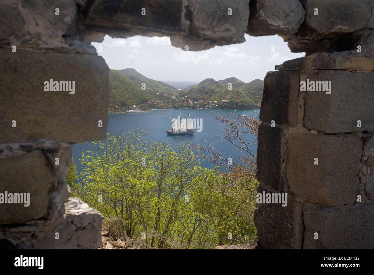 Ein 3 Mast Gaffel getakelt Schiff Segel von Bourg de Saintes auf der Insel von Terre D En Haut in der Inselgruppe Iles des Sain genannt Stockfoto
