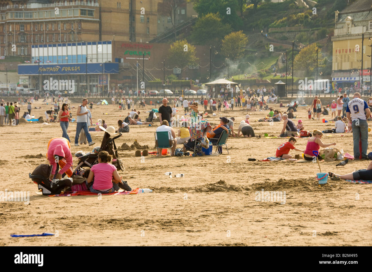 Strand bei Urlaubern South Bay Scarborough UK Stockfoto