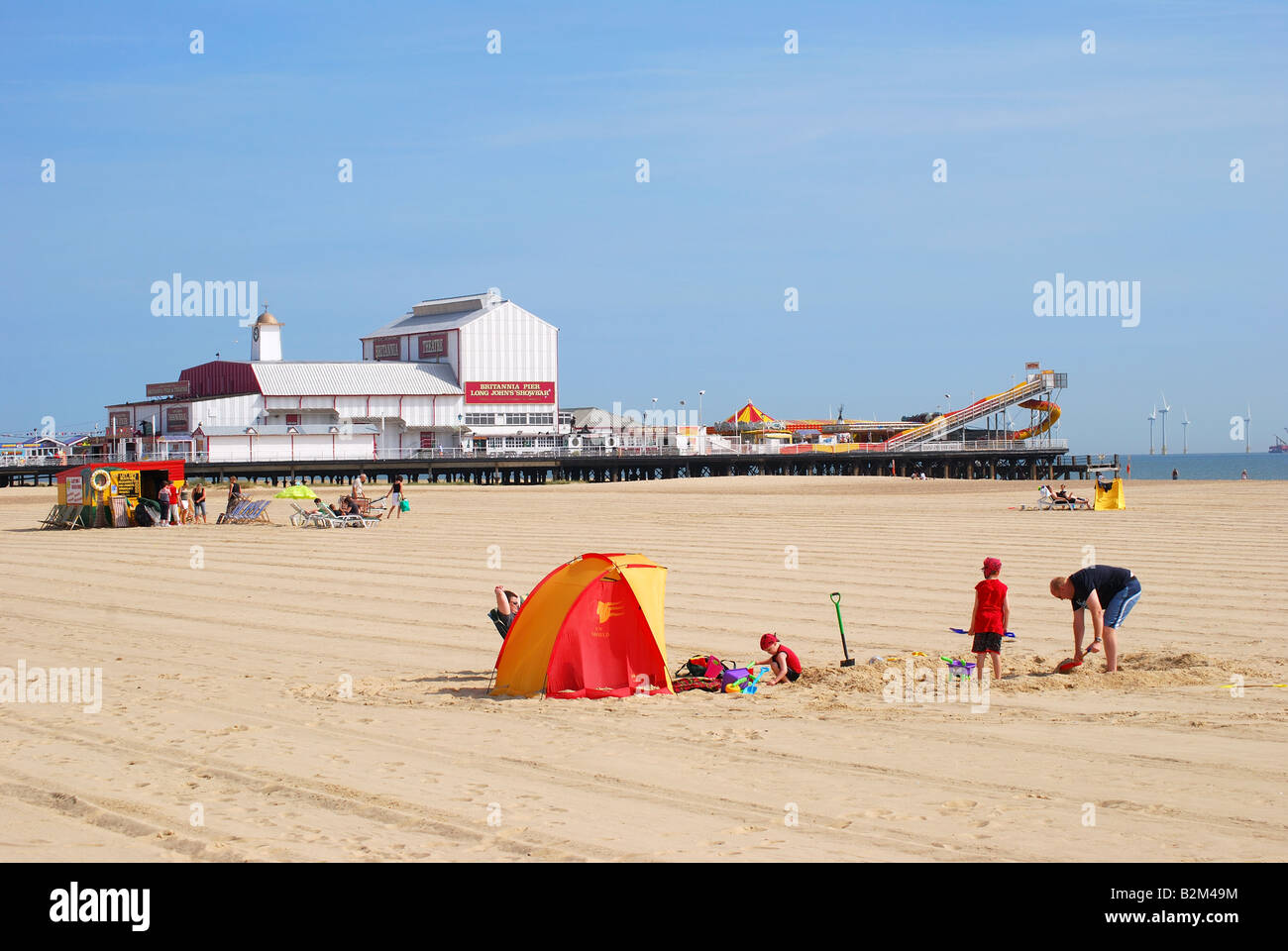 Blick auf Strand und Pier, Great Yarmouth Pleasure Beach, Great Yarmouth, Norfolk, England, Großbritannien Stockfoto