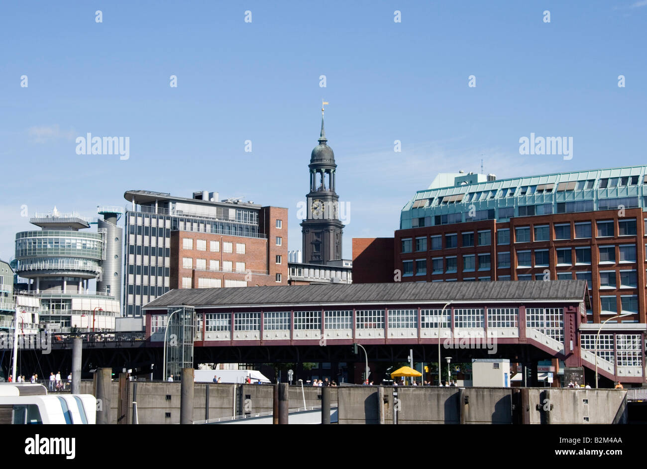 Hamburg Landungsbrücken Baumwall Station mit St.-Michaelis-Kirche Stockfoto