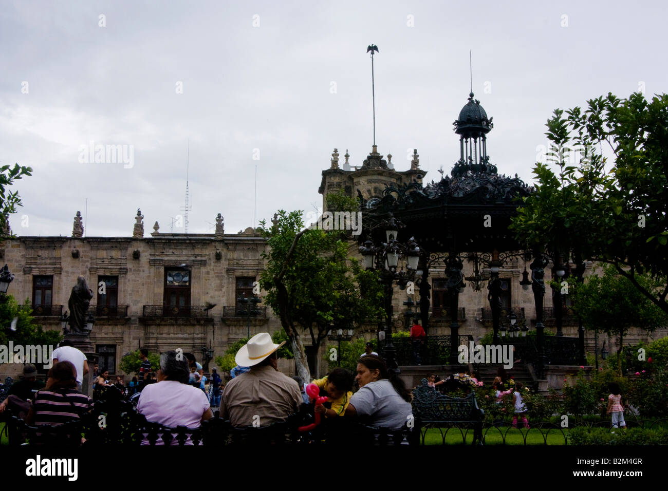 Mexiko, Guadalajara, Menschen genießen am Nachmittag auf dem Rathausplatz Stockfoto
