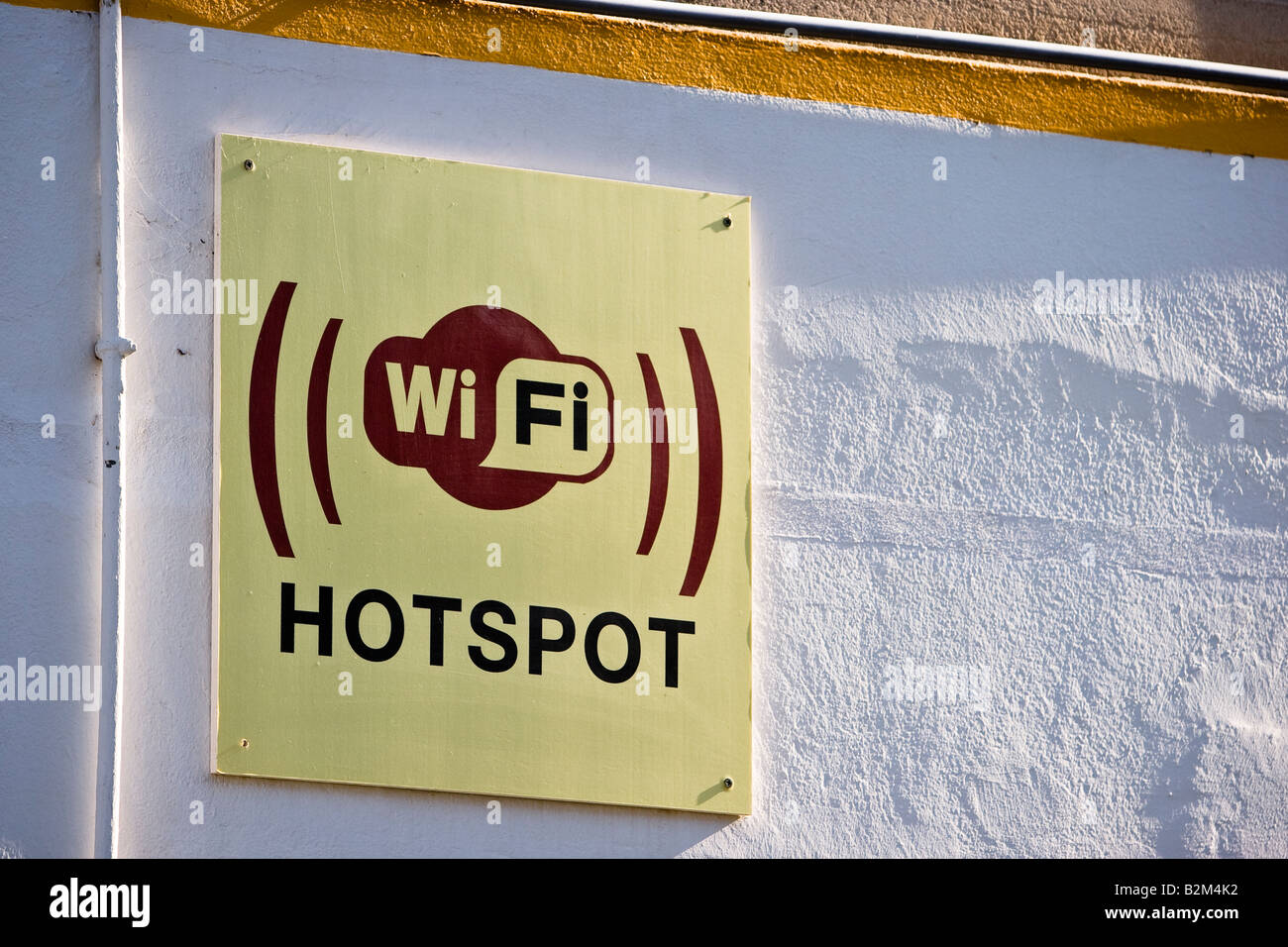 WiFi-Hotspot Schild vor einer Bar in Cala Ratjada, Mallorca, Spanien Stockfoto WiFi-Hotspot Schild vor einer Bar in Cala Ratjada, Mallorca, Spanien Stockfoto