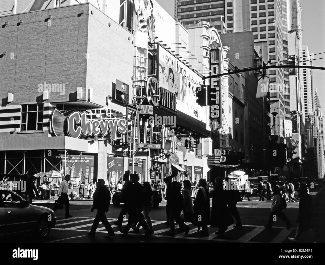 Silhouette von Menschen, die über den Crosswalk gehen, Street Scene, West 42nd Street, 8th Avenue, Manhattan, New York, New York State, USA Stockfoto