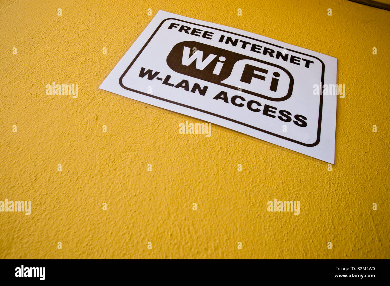 WiFi-Hotspot Schild vor einer Bar in Cala Ratjada, Mallorca, Spanien Stockfoto WiFi-Hotspot Schild vor einer Bar in Cala Ratjada, Mallorca, Spanien Stockfoto