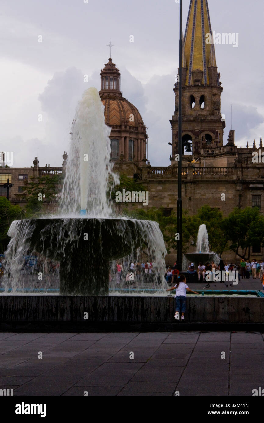 Kommunaler Platz von Guadalajara, hinter dem Brunnen ein Blick auf die Kathedrale von Guadalajara Stockfoto