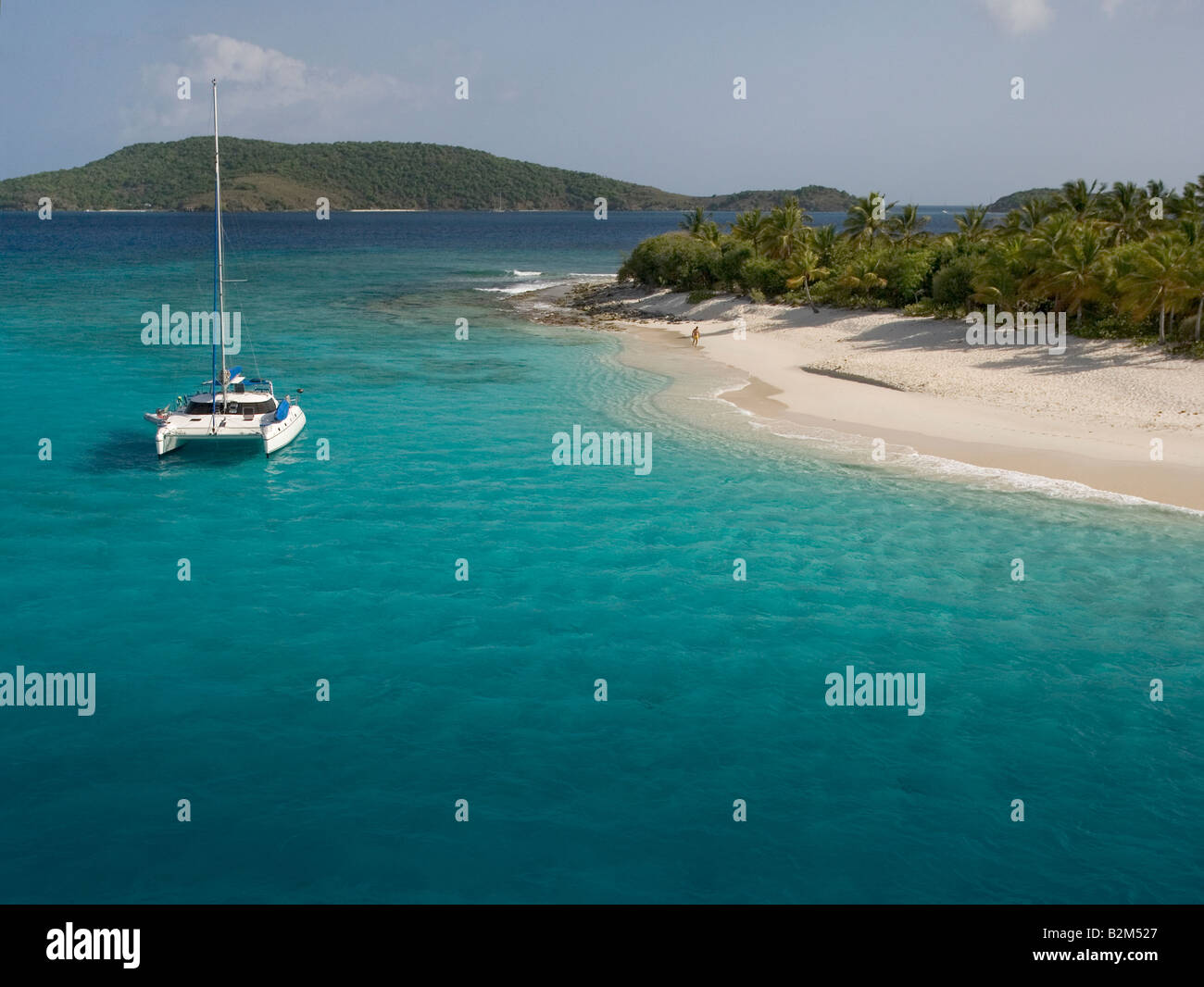 Ein Fahrtenkatamaran verankert neben unbewohnten Sandy Cay in den British Virgin Islands. Stockfoto