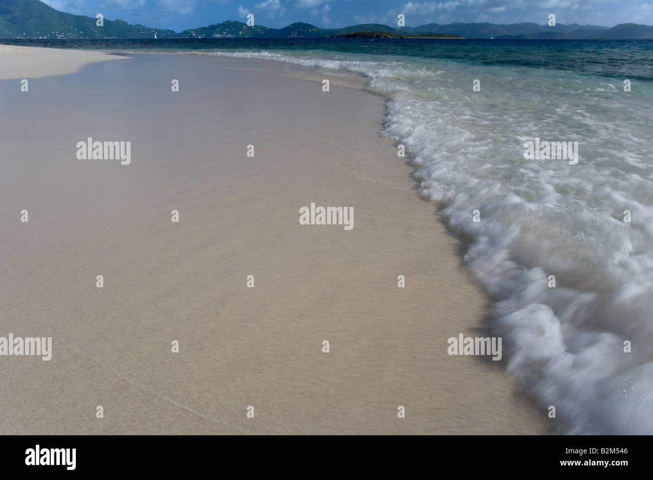 Eine kleine Welle rollt auf Sandy Spit Island in den British Virgin Islands Stockfoto