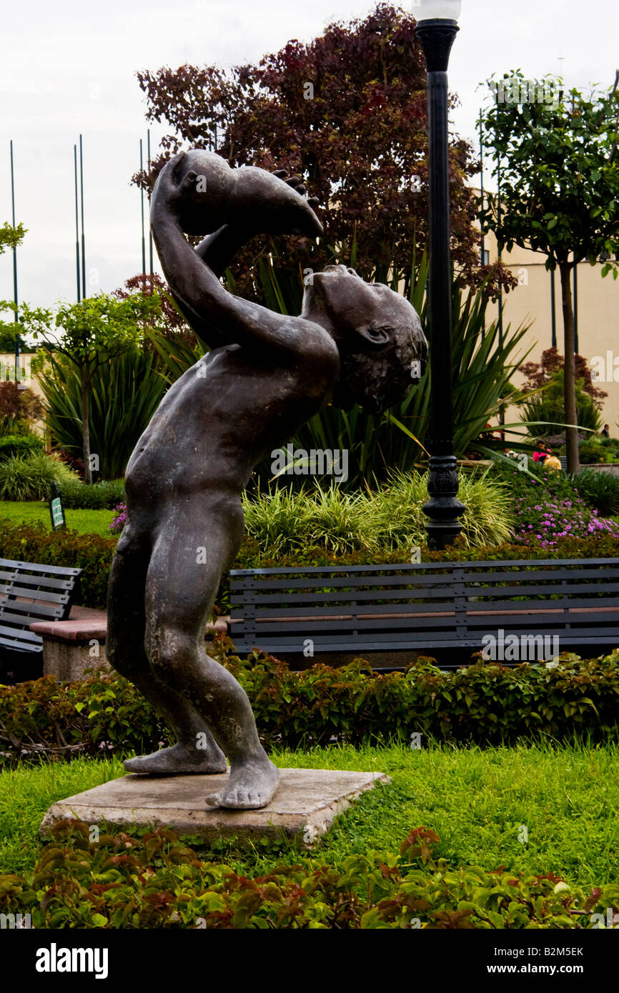 Mexiko, Zapopan, Denkmal für die Kinder aus Mexiko, ein Junge Statue Trinkwasser aus einer Calabazo, ländlichen Wasserbehälter Stockfoto