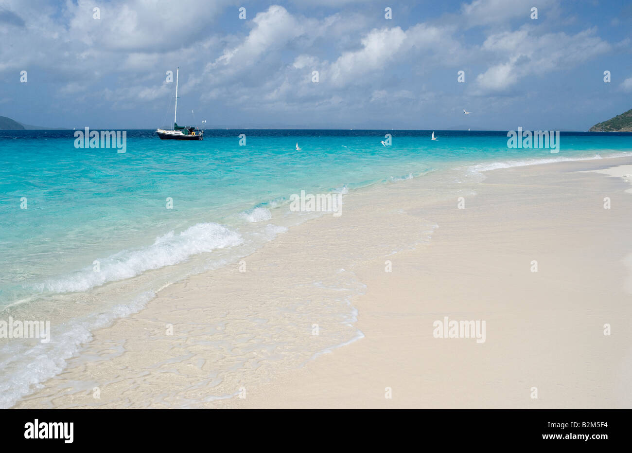 Kreuzfahrt-Segelboot neben Sandy Cay in den British Virgin Islands auf der Suche nach Osten St Thomas verankert ist im Hintergrund sichtbar Stockfoto