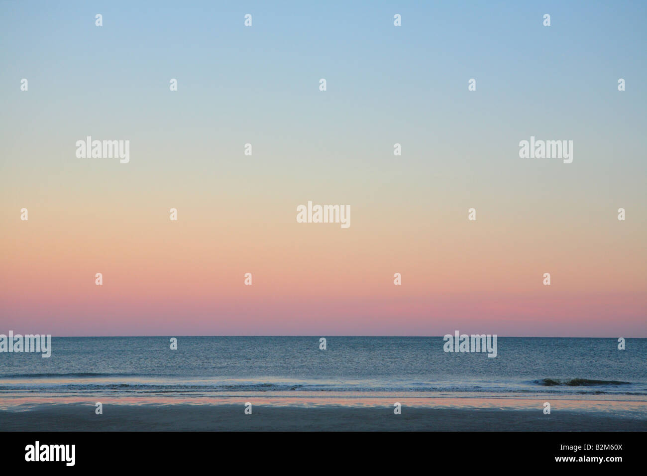 ATLANTIK VOR SONNENAUFGANG UND DEM STRAND AUF CUMBERLAND ISLAND GEORGIA USA Stockfoto