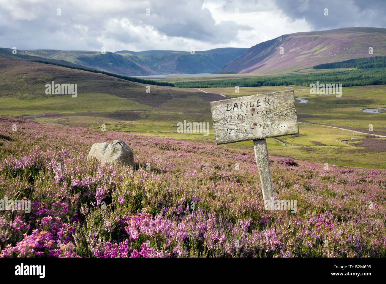 'Danger Shooting' verblassenes altes Holzschild; Balmoral Grouse Moors & Spittal of Glen Muick, Ballater, Aberdeenshire, Cairngorms National Park, Schottland Großbritannien Stockfoto