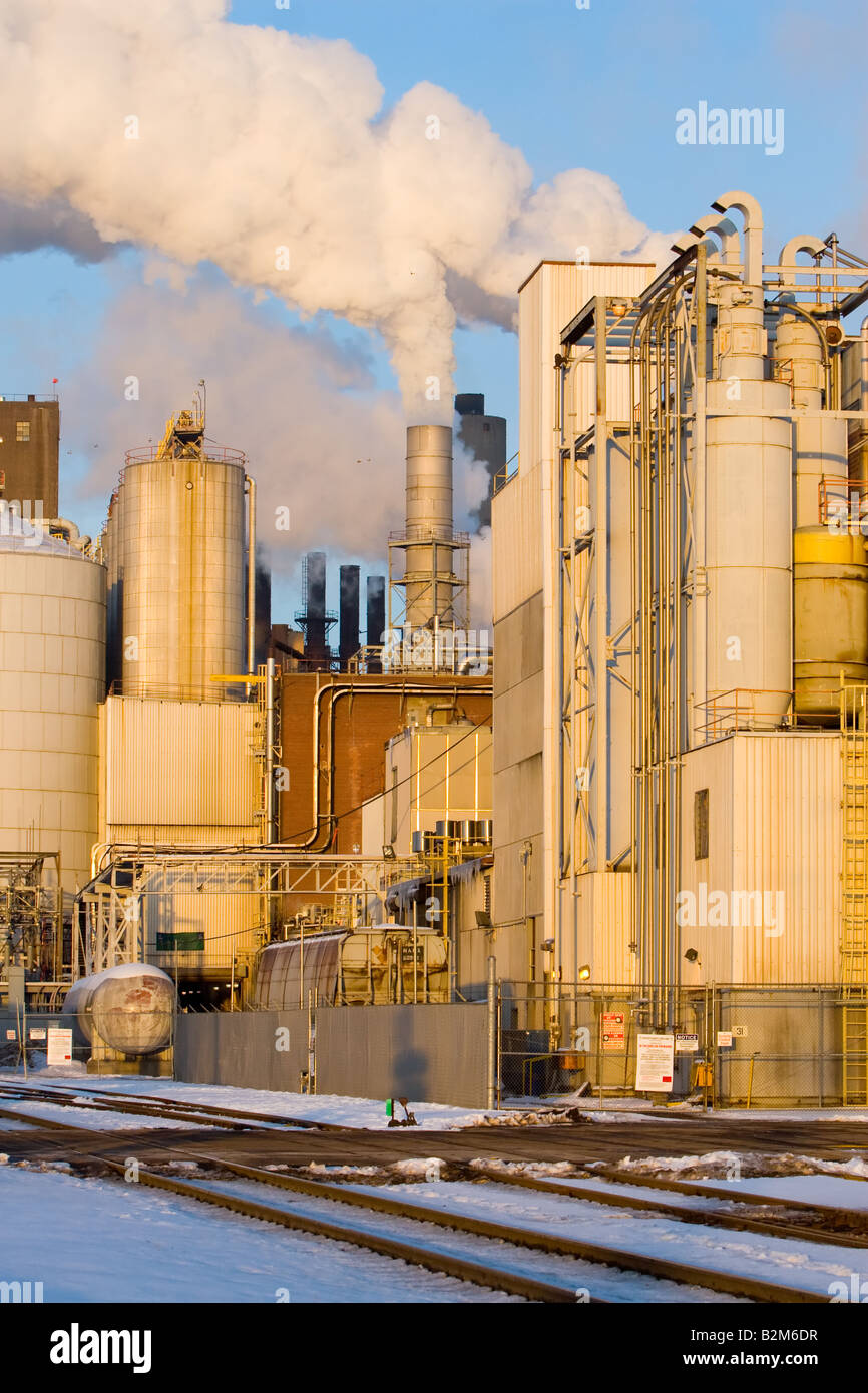 Eine Fabrik emittiert Rauch und Dampf an einem kalten Wintertag. Stockfoto