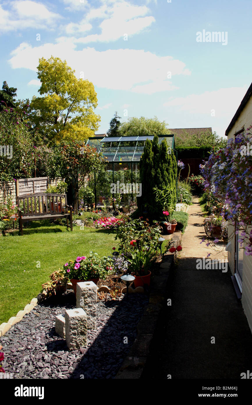 EIN KLEINER HAUSGARTEN IM SOMMER. Stockfoto