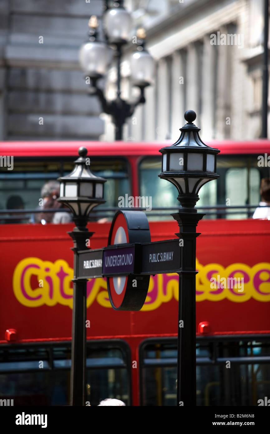 ROTE DOPPELDECKER SIGHTSEEING TOUR BUS PICCADILLY CIRCUS LONDON ENGLAND UK Stockfoto