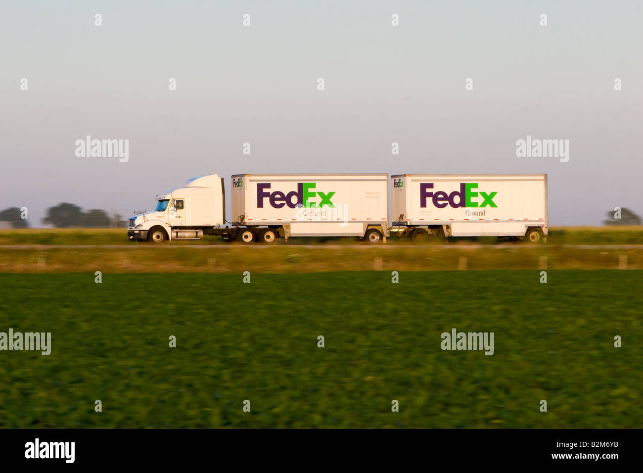 Ein Sattelschlepper Federal Express Freight Geschwindigkeiten auf der Autobahn im ländlichen Illinois. Stockfoto