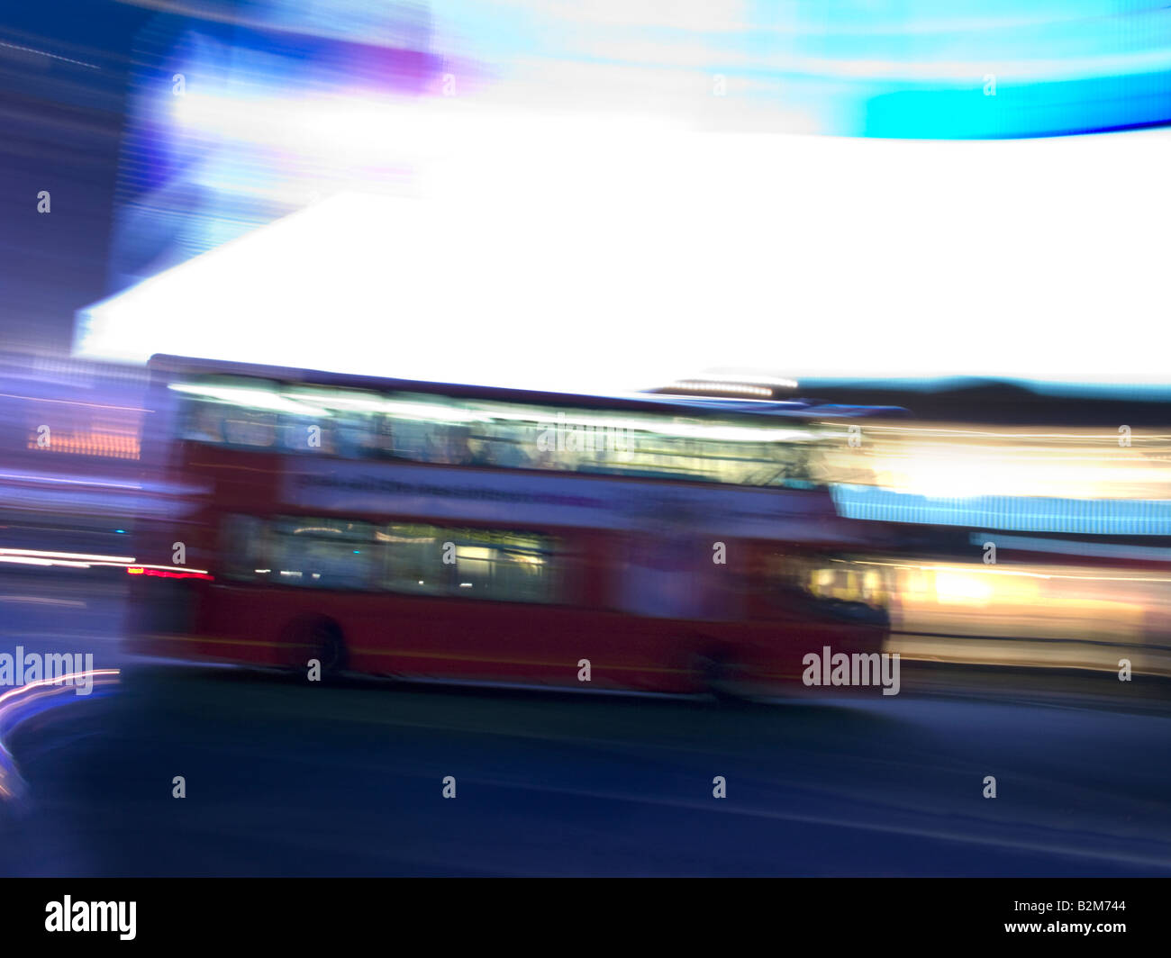 ROTEN DOPPELDECKER BUS PICCADILLY CIRCUS LONDON ENGLAND UK Stockfoto
