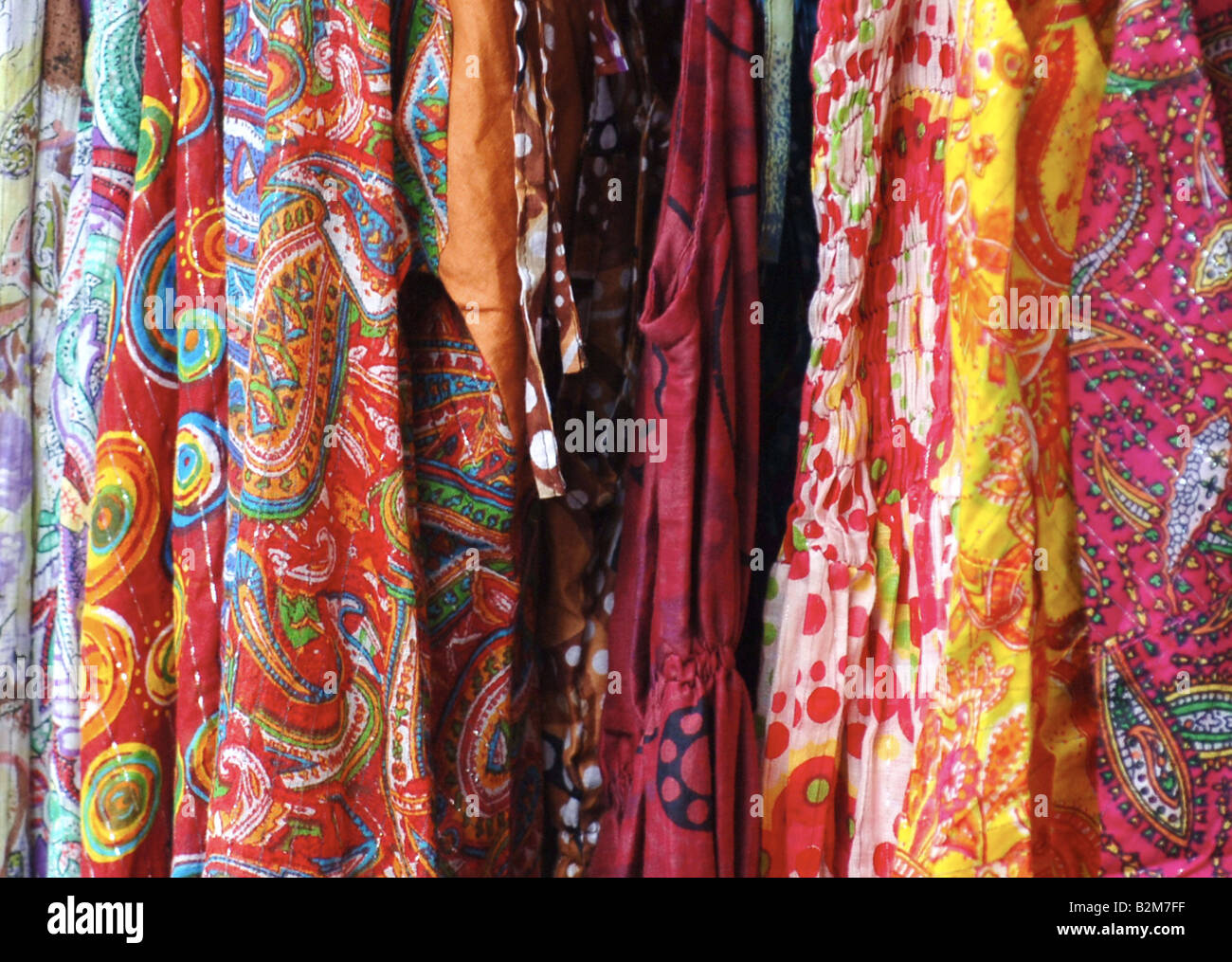 Eine Auswahl von bunten Kleidern und Pashminas zum Verkauf an einem kleinen Marktstand in Oxford, England. Stockfoto