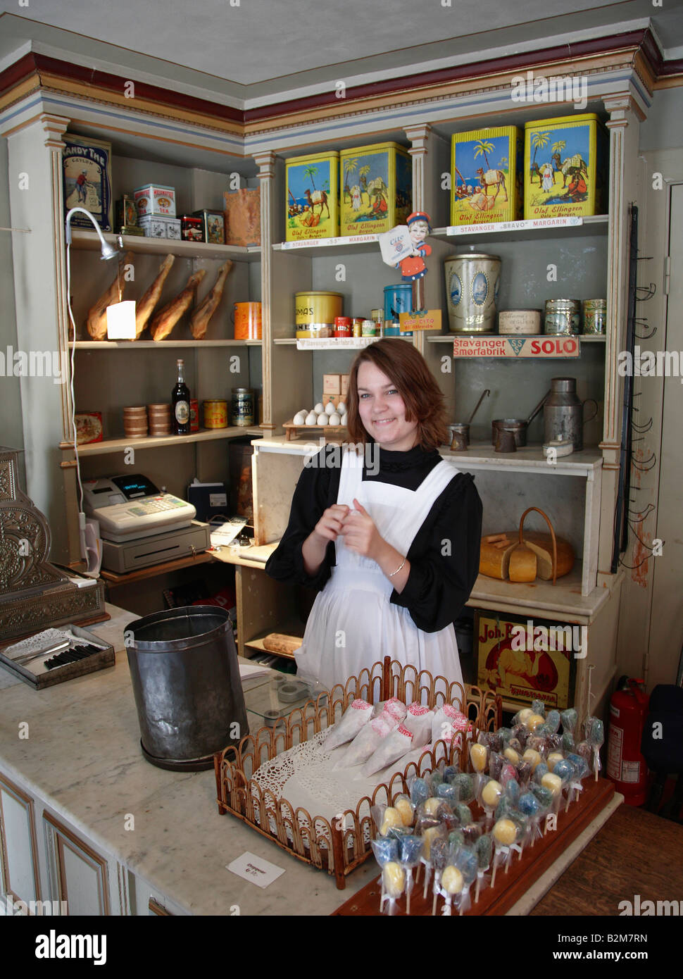 Norwegen Oslo Folk Museum traditionelle Shop Verkäuferin Stockfoto