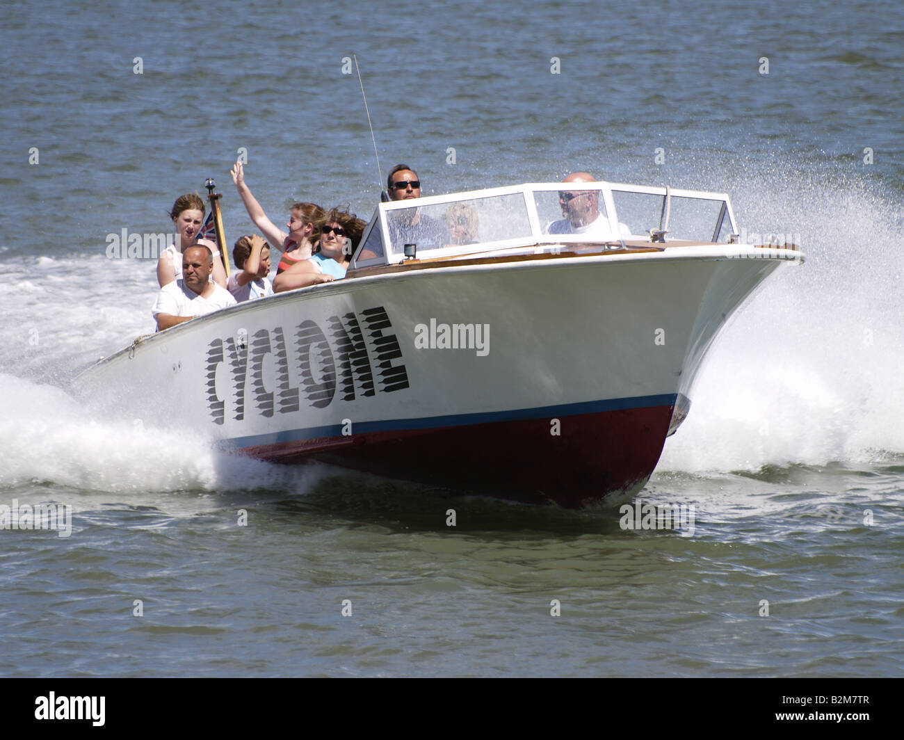 Speed-Boot nehmen zahlende Passagiere rund um die Bucht. Padstow, Cornwall, UK Stockfoto