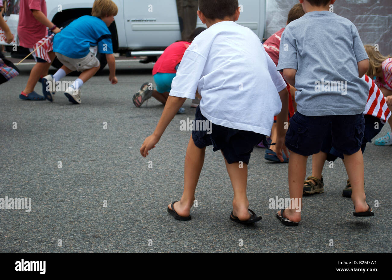 Junge stand auf dem 4. Juli Parade Stockfoto