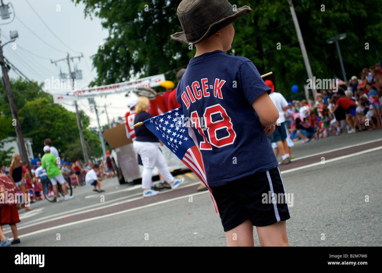 Junge stand auf dem 4. Juli Parade Stockfoto