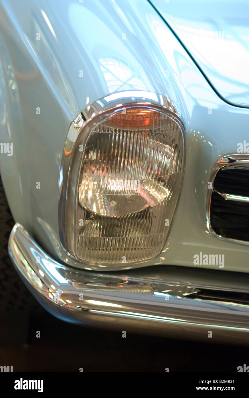 Scheinwerfer von einem leichten blauen Mercedes Benz 230 SL W113 Sportwagen  Stockfotografie - Alamy