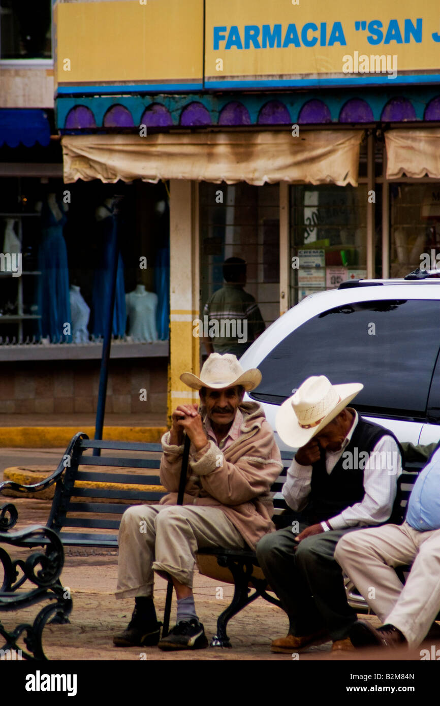 Mexiko, Arandas, alte Männer Gruppe trifft sich im Quadrat zu sprechen, typisch Mann Arandas Stockfoto
