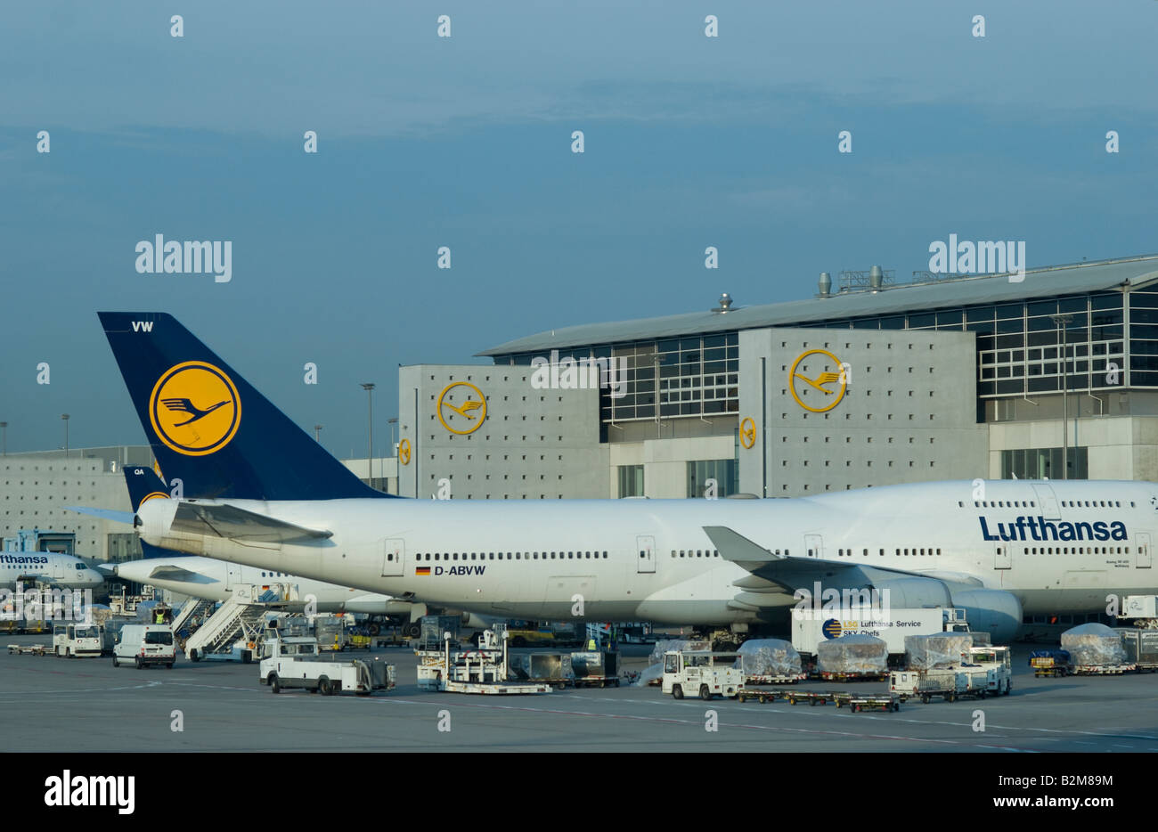 Lufthansa-Flugzeuge mit einer Boeing 747 im Vordergrund Stockfoto
