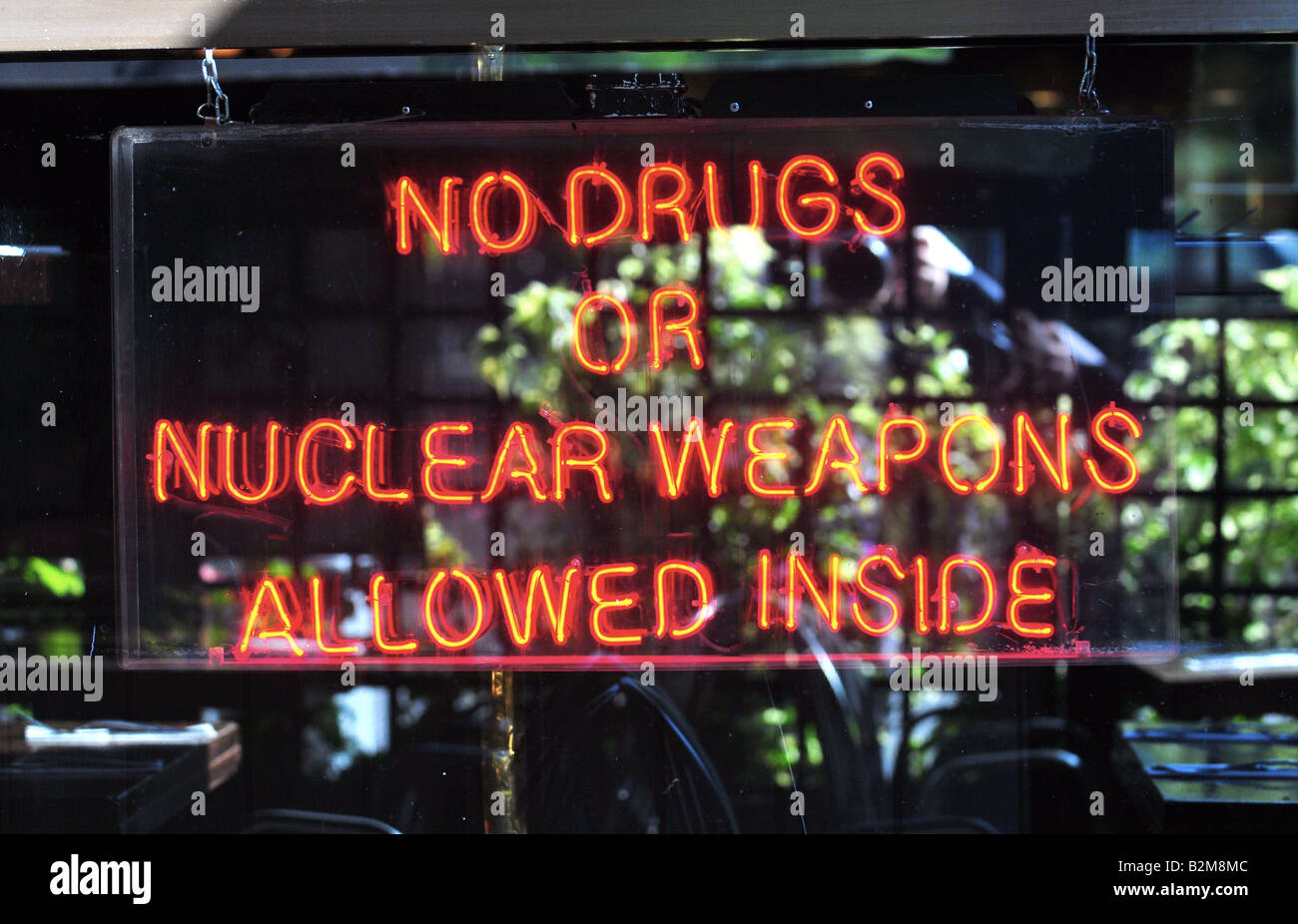 Ein lustiges Schild vor einem zentralen London Restaurant "Keine Drogen oder Atomwaffen erlaubt INSIDE". Stockfoto