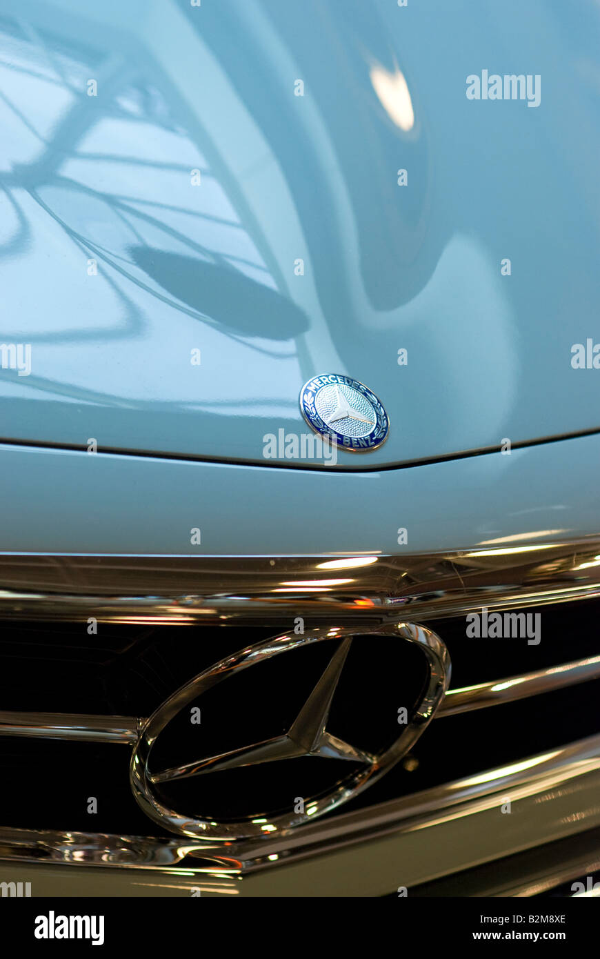 Die Motorhaube und Kühlergrill Logos von einem blauen Mercedes-Benz 230 SL Stockfoto