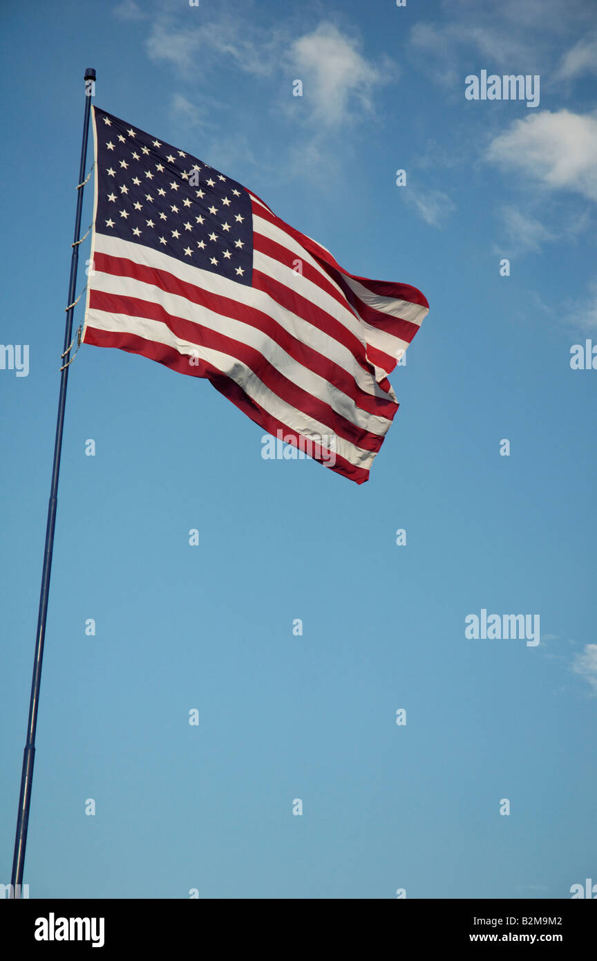 Vereinigte Staaten von Amerika Flagge im Wind mit Wolken und blauer Himmelshintergrund Stockfoto