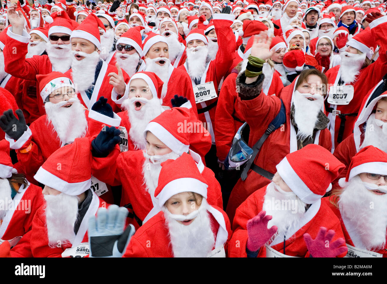 Lauf Santa Lauf (Lauf, Santa, Lauf): Versuch, einen Weltrekord für das größte Weihnachtsmann-Rennen am 16. Dezember 2007 in Hamb Stockfoto