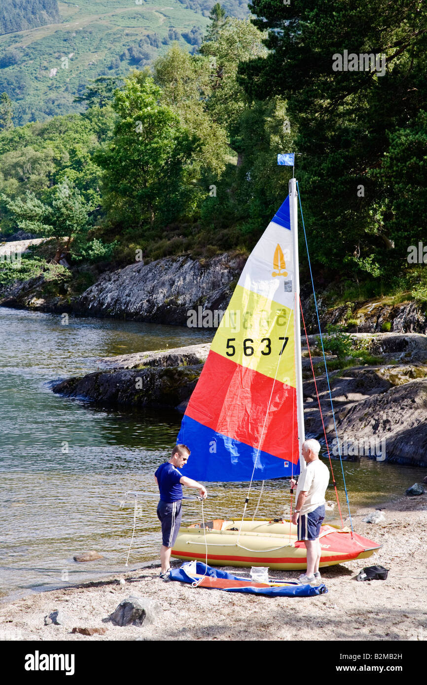 Zwei Männer, die Vorbereitung einer schmuddeligen für eine Tage Segeln am Loch Lomond, Schottland. Stockfoto