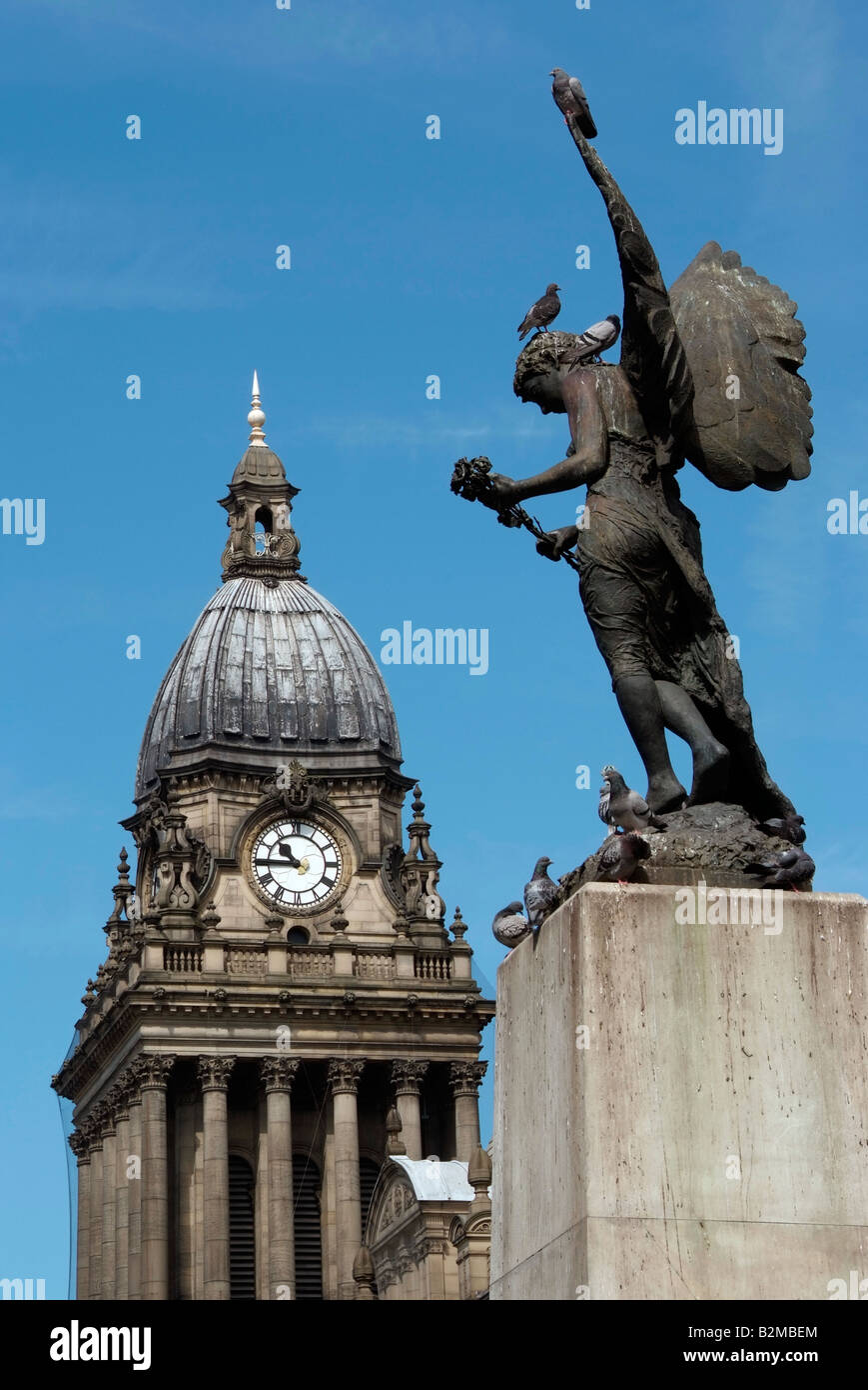 Leeds Rathaus Glockenturm gesehen jenseits der Krieg Engel Skulptur Stockfoto