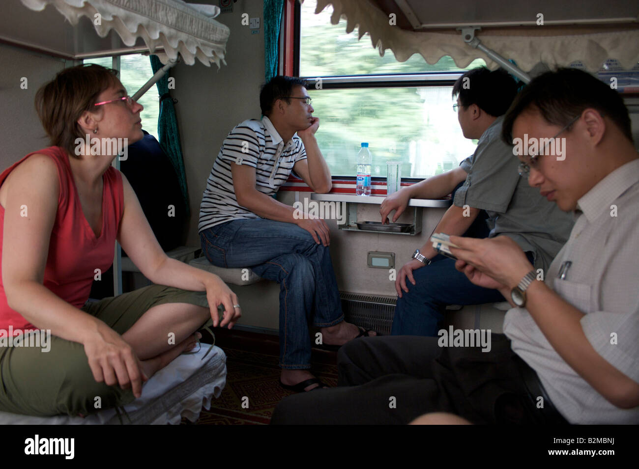 Ausländische und chinesische Passagiere auf eine harte Schlafwagen der Bahn zwischen Shanghai und Yangshuo China Stockfoto