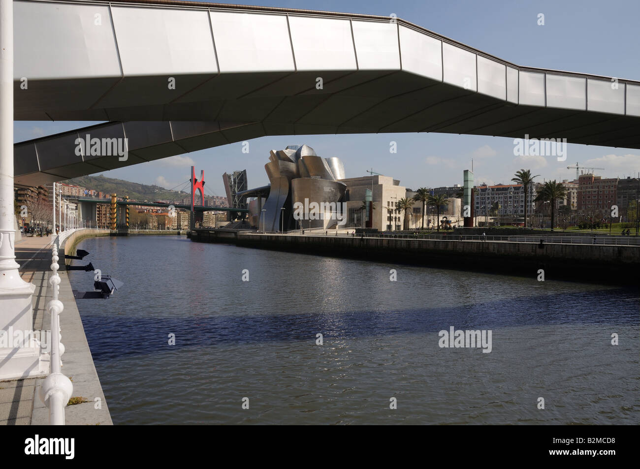 Museo Guggenheim Museum in Bilbao umrahmt von der Brücke Puente de Pedro Arrupe über die Ria de Bilbao oder Fluss Nervion Spanien Stockfoto